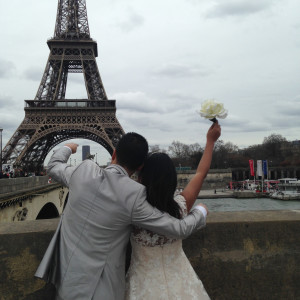 Les jeunes mariés à la Tour Eiffel